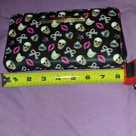 Betsey Johnson Skull &Lip & Bow Print. Full Size Zipper Wallet & Wrist Strap - Picture 10 of 12
